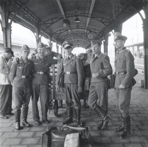 351658 Afbeelding van een groepje Duitse militairen op het perron van het Centraal Station te Utrecht.